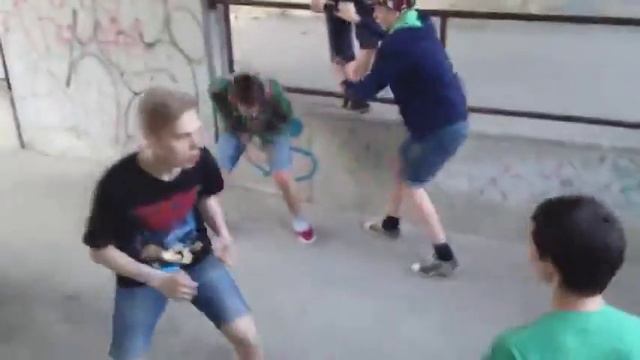 Парень получил по яйцам.