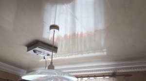 Автоматический робот моет потолок