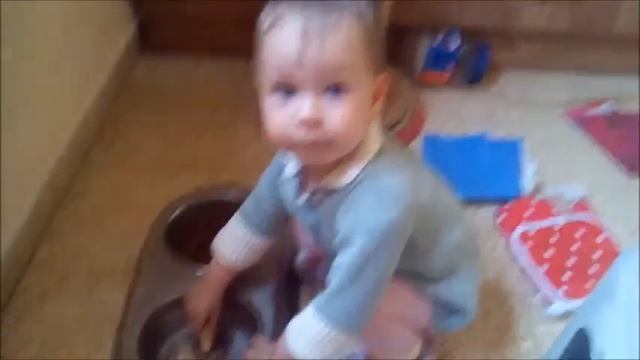 Лере 1 год и 2 мес.***Новый жених, море, знакомство со сковородкой, уборка:-) смотреть онлайн