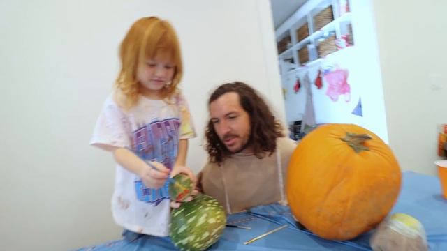 How To PAINT PUMPKiNS!!  Mom Hands, Finger Painting, And Learning Colors With Niko! Family Challeng