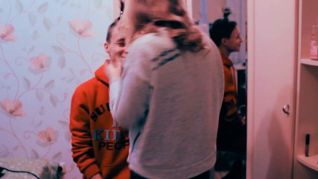МОЯ ДЕВУШКА ДЕЛАЕТ МНЕ МАКИЯЖ смотреть онлайн
