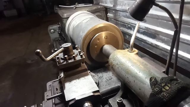 Проточка крупногабаритной детали на токарном станке （дип 300） смотреть онлайн
