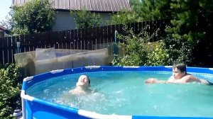 Купаемся в бассейне на даче