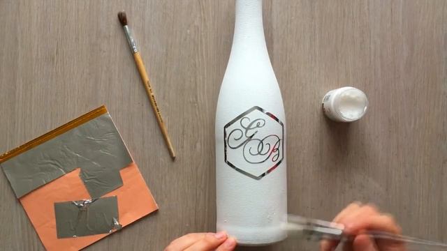 Декор свадебного шампанского поталью своими руками.Мастер-класс украшения бутылки легко и просто смотреть онлайн