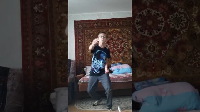 Белый тигр танцует под песню Чёрный Бумер, ананасовый сироп, я уже всё смотреть онлайн