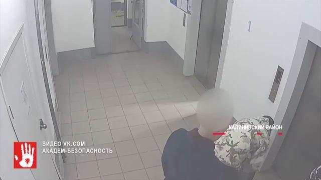 Повторил сюжет "Иронии судьбы". Мужчина пытался открыть дверь чужой квартиры своими ключами. смотреть онлайн