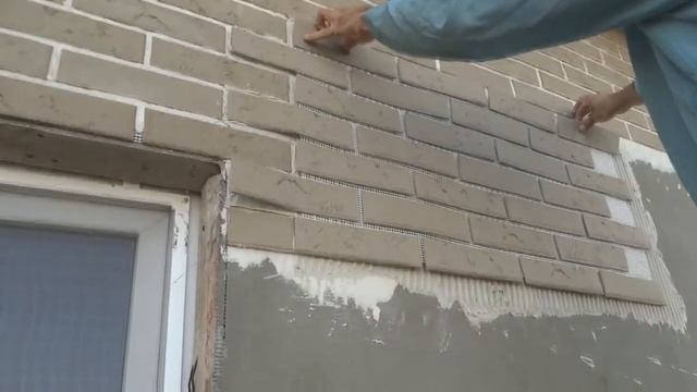 Короткая нарезка из видео инструкции по монтажу гибкого кирпича