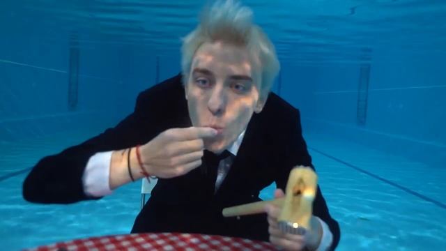 Eating a Full Meal Underwater ! смотреть онлайн