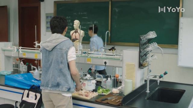 He actually added food to the girl himself, which shocked the good brother💟【ep7】 смотреть онлайн