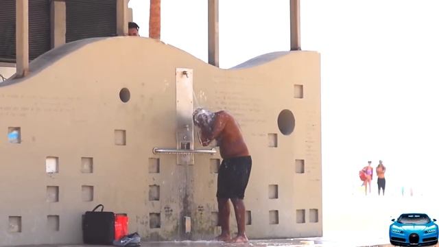 Пранк на пляже с шампунем, когда шампунь не смывается. Prank on the beach with shampoo смотреть онлайн