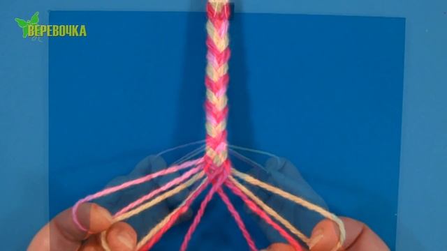 Как сплести браслет из ниток на пальцах | Плетение браслетов из ниток | Браслет из пряжи смотреть онлайн