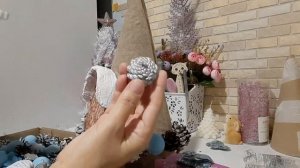 Как сделать Ёлку- домик из шишек и ёлочных игрушек своими руками. New Year's composition.