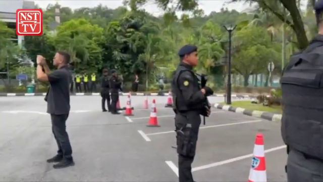 No sign of Sanusi supporters at Selayang court смотреть онлайн
