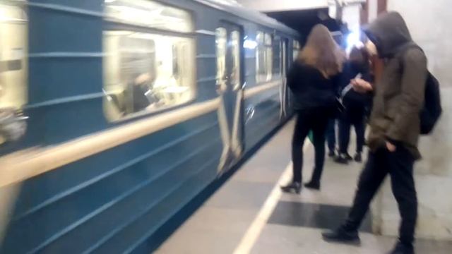 Прибытие поезда 81-717.5м на станцию тёплый стан смотреть онлайн