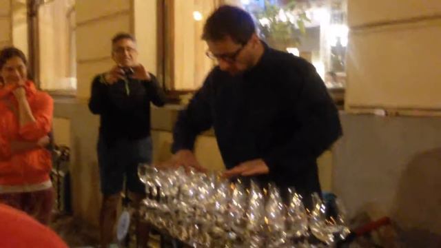 Игра на бокалах в Праге. Playing on the glasses in Prague смотреть онлайн
