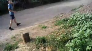 Мальчик ест острый перец