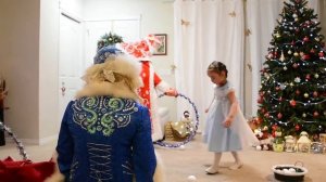 Новогодний утренник. Дед Мороз и Снегурочка играют в снежки с Мирославой. Волшебство.