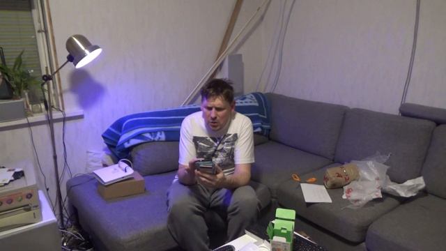 Unboxing DELTACO SMART HOME WiFi RGB & VIT LED-lampa, E27 9W 810lm samt visar hur dom lyser ,Swedis смотреть онлайн