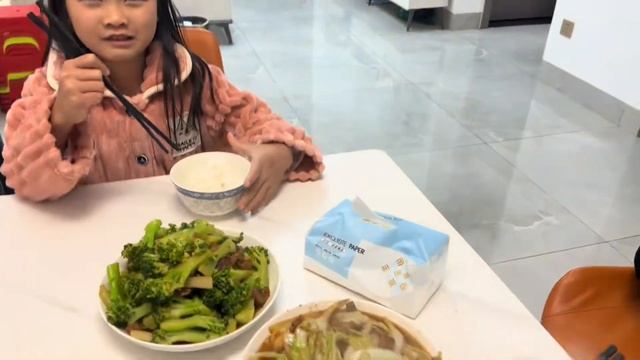 母女俩在一起开开心心，小何下班回到家天气太冷了，都不想出门！ смотреть онлайн