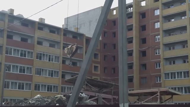 Уборка мусора на стройке. Работа крана КБ-403. смотреть онлайн