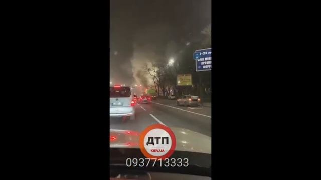 Пожар в Киеве на Дорогожичах: горит кабина грузовика. Пробка Присылайте Ваши фото и видео с дорог смотреть онлайн