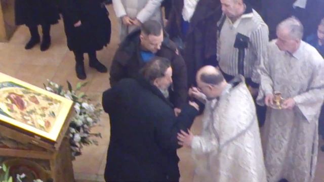Протоиерей Владимир Агриков и вертеп из снега на Рождество Христово у храма в Тайнинском (Мытищи) смотреть онлайн