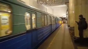 Ретро-состав с грузовым вагоном 3740.На станции метро Автово.