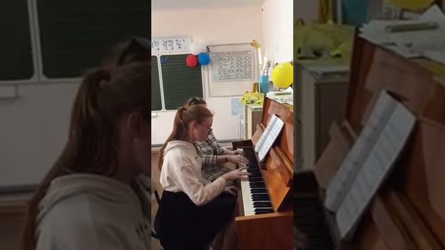 Зарема Рамазановна учит играть Альбину на пианино смотреть онлайн