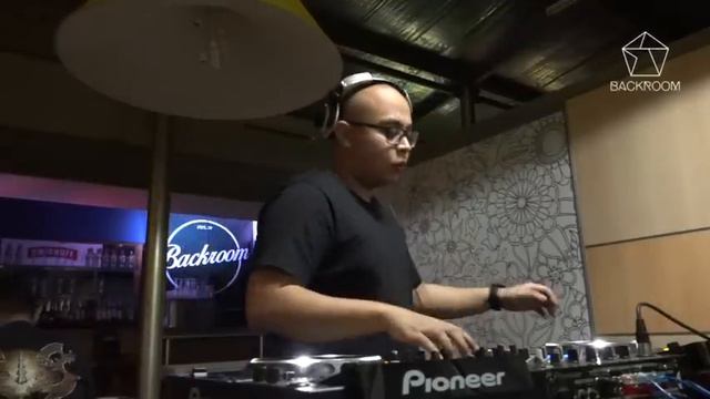 BACKROOM #609 Marinn смотреть онлайн