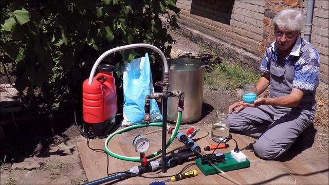 Подкормка клубники.  Удобрение мастер 20-20-20 под каждый куст.