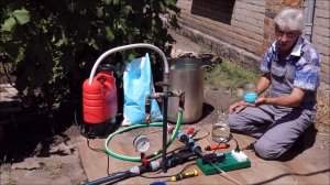 Подкормка клубники.  Удобрение мастер 20-20-20 под каждый куст.