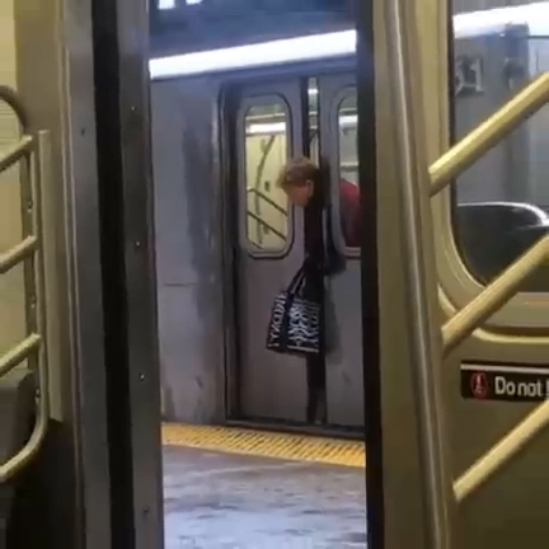 Женщина застряла головой в дверях метро смотреть онлайн