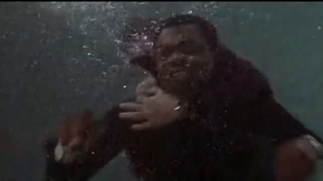 James Bond Live and Let Die (improved ending fight) смотреть онлайн