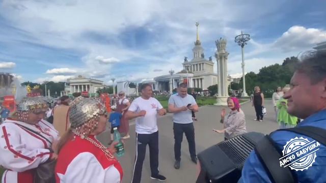 Диско-бабушка отжигает в Москве смотреть онлайн