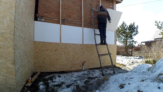 УТЕПЛИЛ И ОБШИЛ ФАСАД ИЗ ОСБ ОДИН! Фасад из ОСБ. Часть 3. Утепление и обшивка кирпичного дома. смотреть онлайн