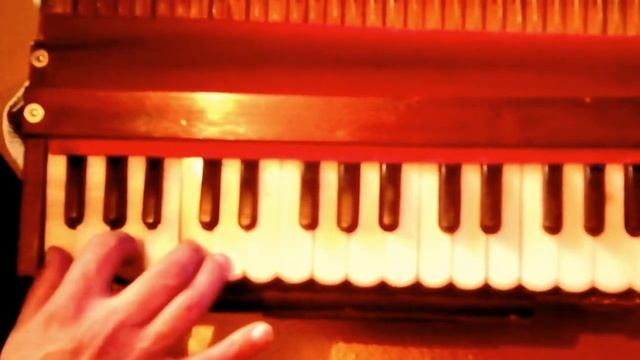 Учимся играть на Вайшнавских инструментах - Дамодараштака на гормонике смотреть онлайн