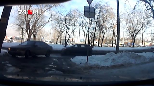 Глыба с крыши упала на машину смотреть онлайн