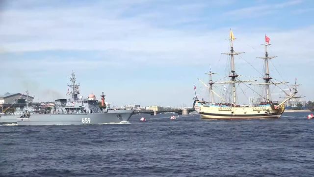 Морской парад на Неве и разведение мостов, лето 2020 года смотреть онлайн