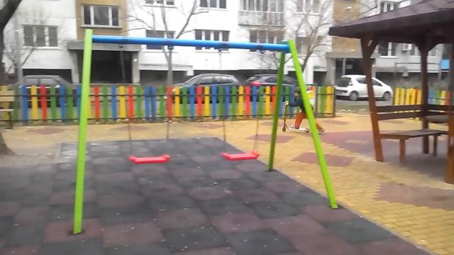 Дети катаются на самокатах.