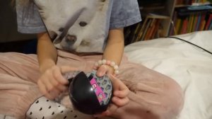 VLOG Алиса сдаёт кровь из пальца. Как Катя любит сестру.