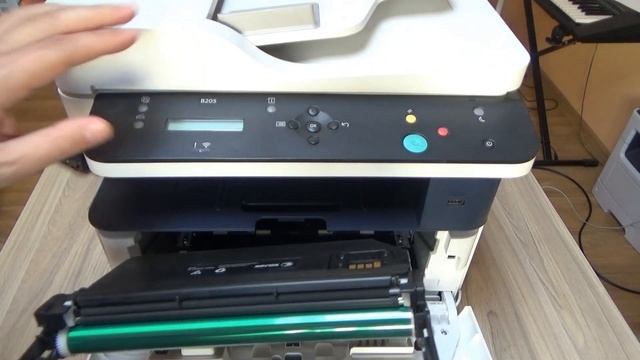 Remove toner cartridge Xerox B205 / B210 / B215 смотреть онлайн