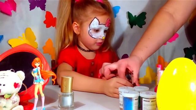 Эвочка Хеллоу Китти красит ногти разноцветными лаками и блестками, красивый маникюр для девочек смотреть онлайн