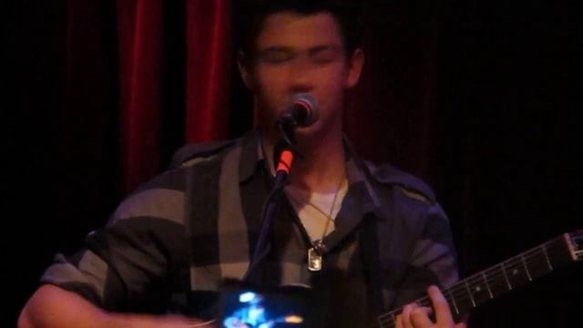 Nick Jonas sings Before the Storm and Stay at Jammin' Java смотреть онлайн