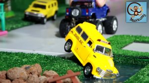 Мультик про Машинки. Полицейская машина, Трактор и Динозавр. МанкиМульт