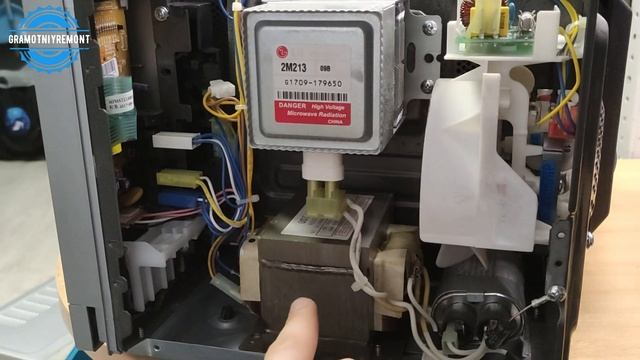 Микроволновка дымит, идет дым из микроволновки. Что делать? смотреть онлайн