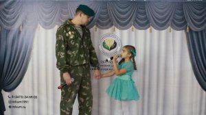 "Дочка с папой говорит у портрета стоя". Исполняет Василиса и папа. Сл. и муз. Слатов Ю.