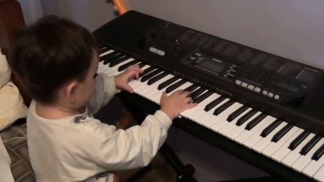 Играет... поёт... слушает... смотреть онлайн