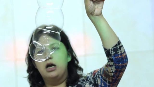 СЕКРЕТЫ ШОУ МЫЛЬНЫХ ПУЗЫРЕЙ цветные трубочки для трюков 10 трюков одной ракеткой смотреть онлайн