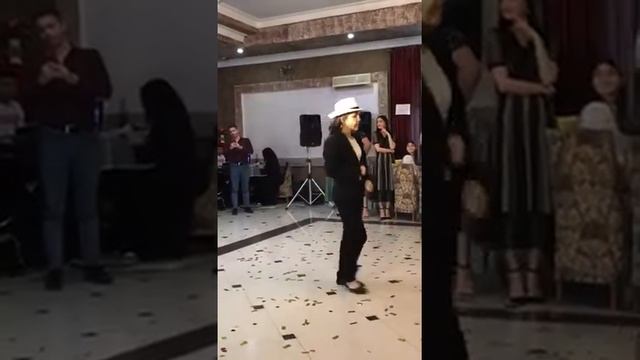 Танец Майкла Джексона на свадьбе|девушка танцует под smooth criminal| косплей на Майкла Джексона смотреть онлайн