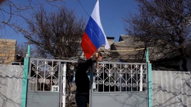 Люди вывешивают российские флаги в поддержку присоединения Крыма к России смотреть онлайн
